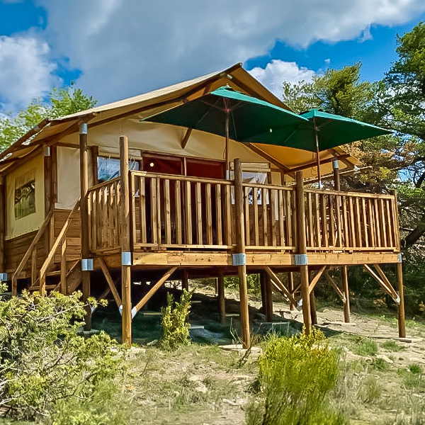 Komfort-Lodge im Paillotte-Stil