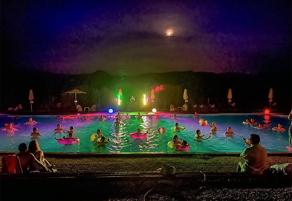 Poolparty mit DJ in der Sommerzeit