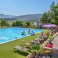 Liegestühle am Schwimmbad in der Nähe von Nyons (Thumb)
