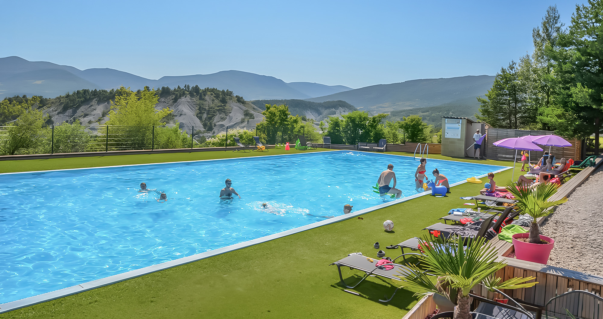 transats en bord de piscine pres de nyons