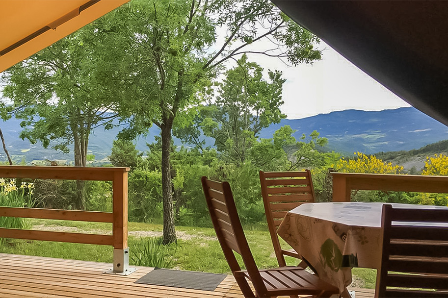 decor enchanteur au milieu des montagnes