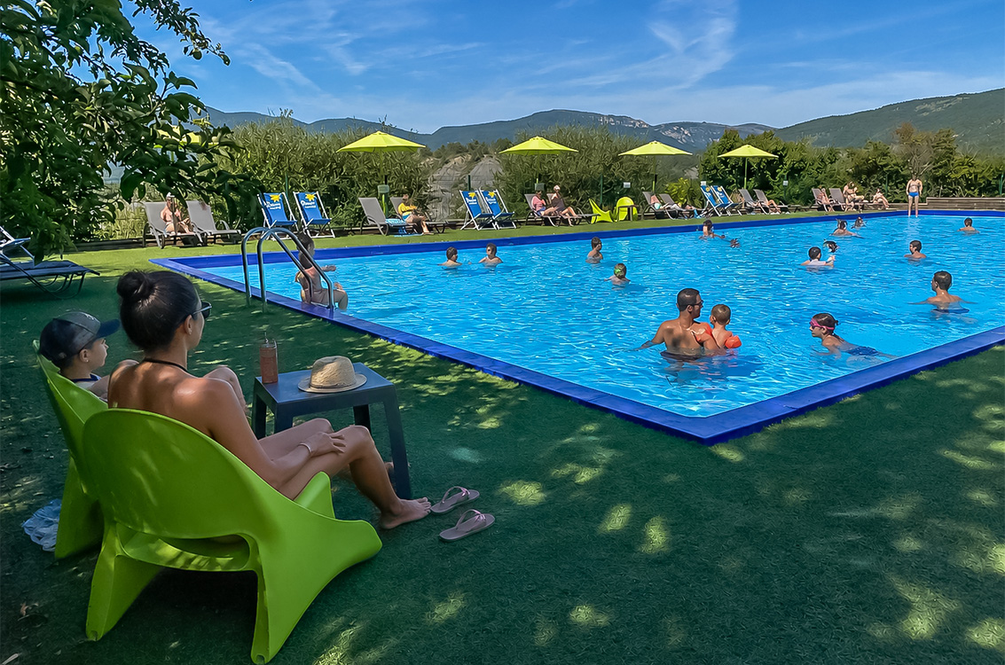 un camping motard avec piscine